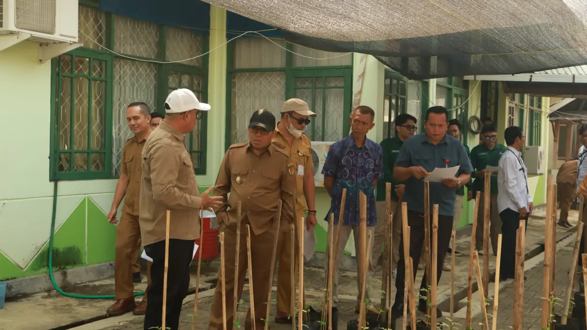 MONITORING: Para pejabat Pemkab HST saat monitoring program INRAPA di salah satu instansi pemerintah, Selasa (15/9/2026).