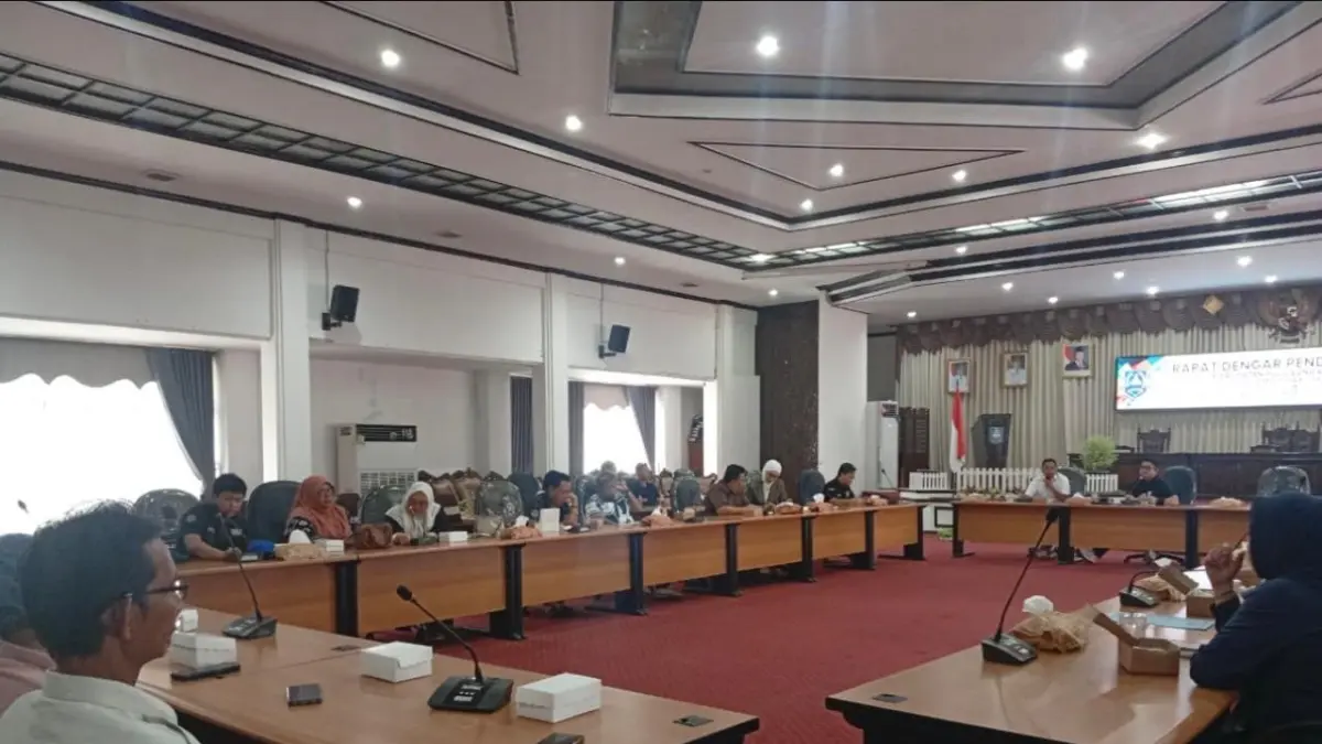 Para perwakilan dari Persatuan Driver Truk Kandangan dalam RDP bersam DPRD HSS. (Foto: M Padil Ihsan/Radar Banjarmasin)