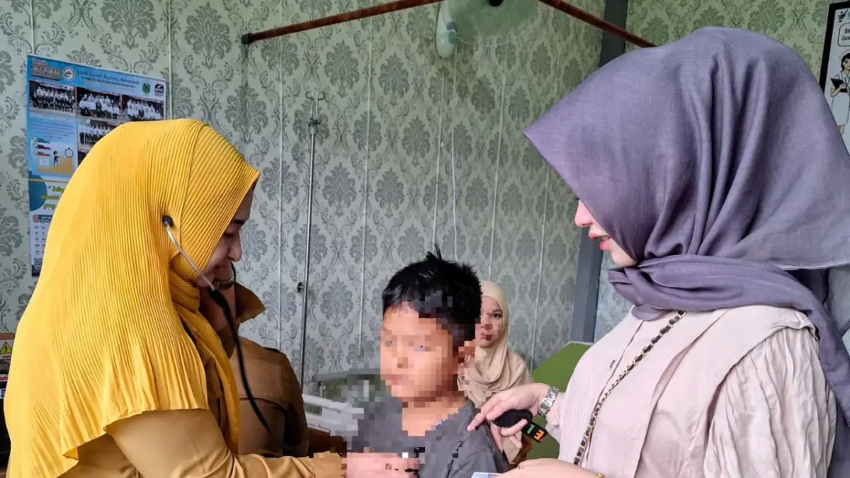 PELAYANAN: Dokter Puskesmas Haur Gading dr Yeni Kusuma Dewi memberikan pelayanan kepada pasien. ISPA dan asma termasuk penyakit yang banyak ditangani selama musim asap di HSU. (Foto: PKM Haur Gading)