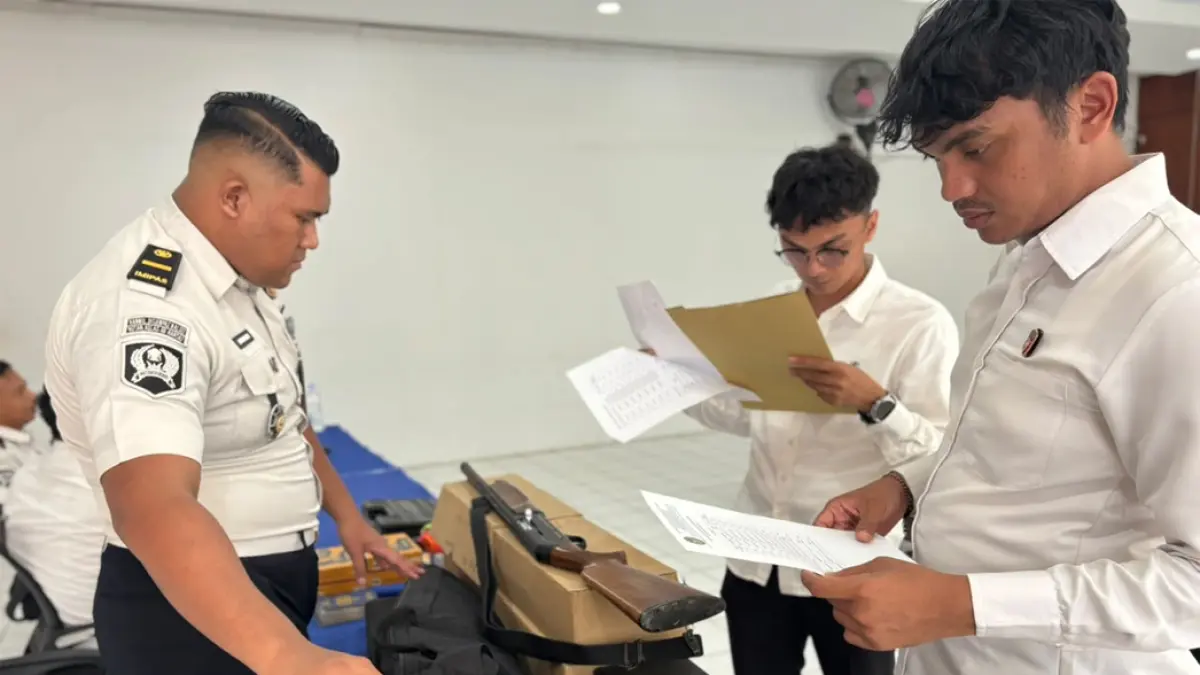 TINGKATKAN PENGAMANAN: Sat Intelkam Polres Tapin saat memeriksa peralatan senjata api dan amunisi petugas di Rutan Rantau.