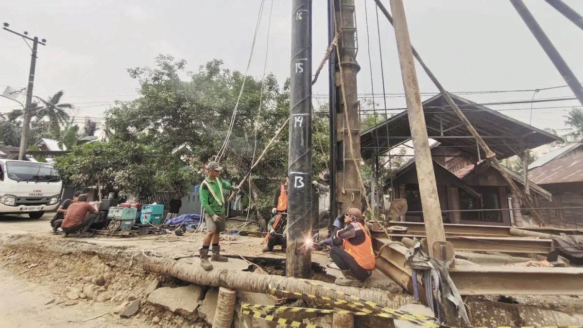 PENGERJAAN: Pembangunan Jalan Lampihong–Paringin di Kabupaten Balangan. Progresnya telah mencapai 67,31 persen. (Foto: DINAS PUPR KALSEL)