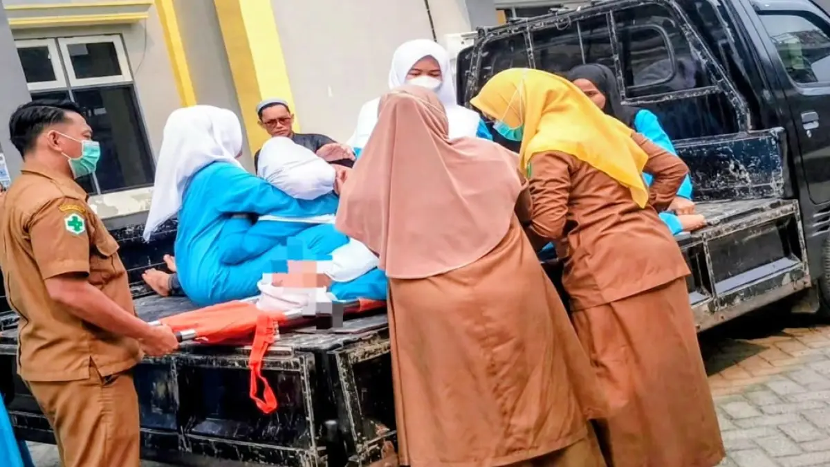PICU ASMA: Petugas medis Puskesmas Haur Gading, HSU memberikan penanganan kepada lima pelajar yang mengalami sesak napas akibat paparan kabut asap karhutla, Selasa (15/9/2026).