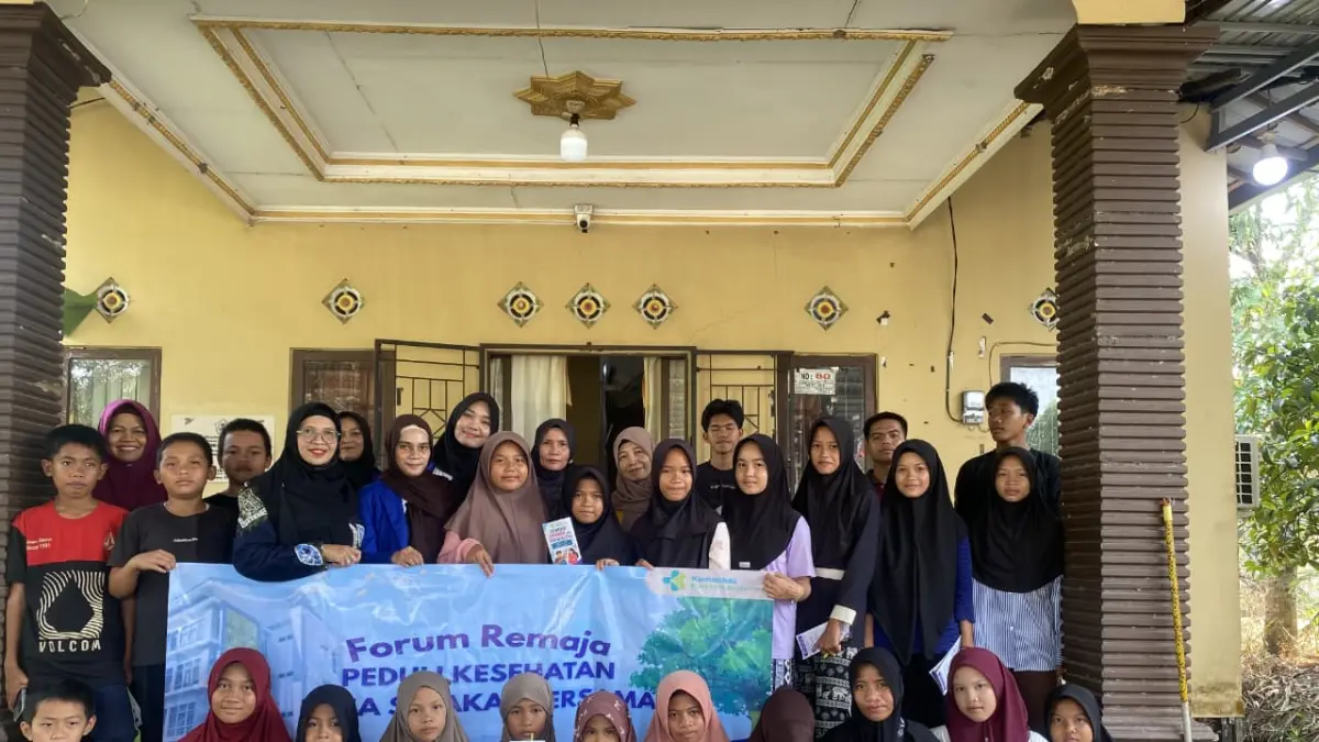 KOLABORASI: Tim Dosen Jurusan Kebidanan Poltekkes Kemenkes Banjarmasin bersama Kepala Desa, Bidan, kader dan remaja berfoto bersama usai pelaksanaan Edukasi dan Pembentukan Forum Remaja di Desa Sepakat Bersama Kecamatan Anjir Muara Kabupaten Barito Kuala