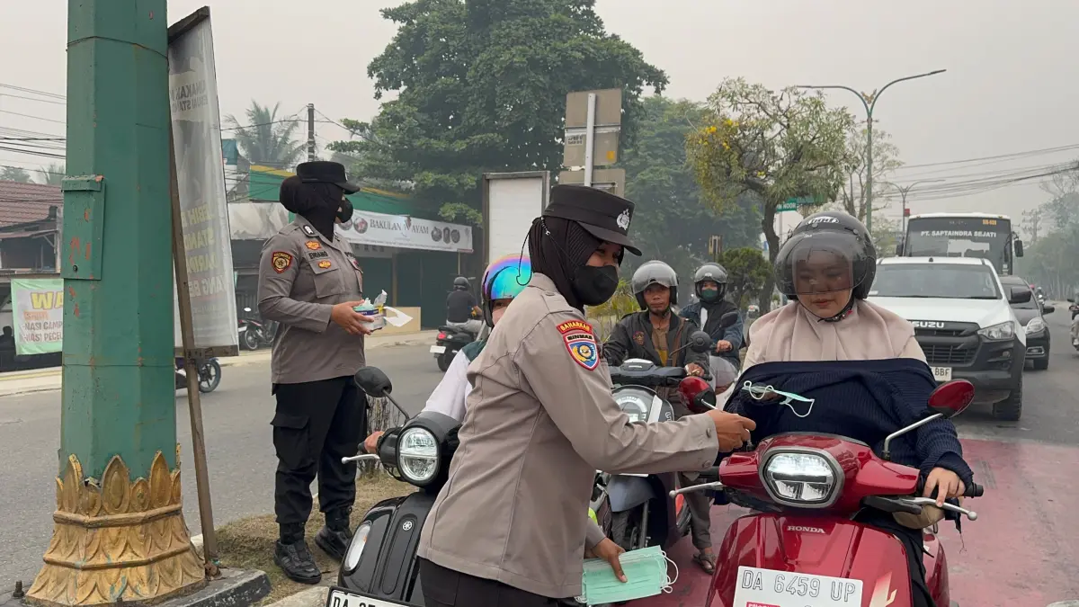 BAGIKAN MASKER : Jajaran Polres Tabalong saat membagikan masker ke para pengendara kendaraan bermotor.