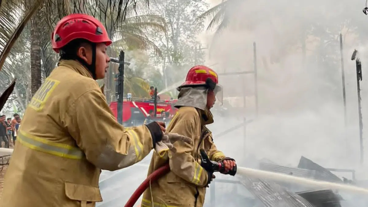 DIPADAMKAN: Petugas gabungan melakukan pemadaman kebakaran dua rumah warga di Desa Amparaya, Kecamatan Simpur, HSS Selasa (15/9/2026). (Foto: Damkar HSS)