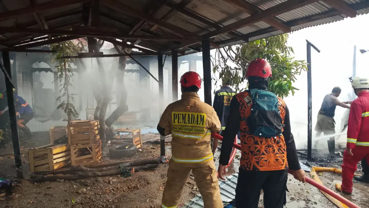 KEBAKARAN: Petugas BPBD dan relawan memadamkan api di Desa Tabudarat Hilir. (Foto: BPBD HST untuk Radar Banjarmasin)