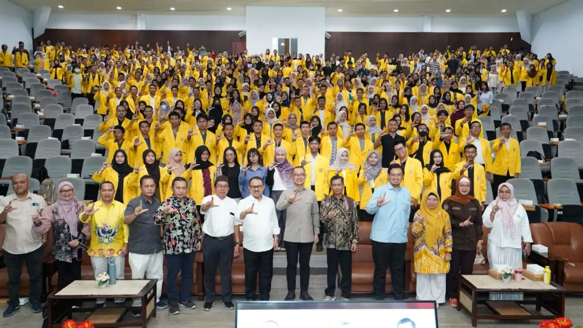 MOMEN: Rektor ULM Prof Dr Ahmad Alim Bachri bersama Wakil Ketua MPR RI Dr Eddy Soeparno tamu undangan dan mahasiwa dalam Seminar Kebangsaan MPR RI Goes to Campus di ULM.