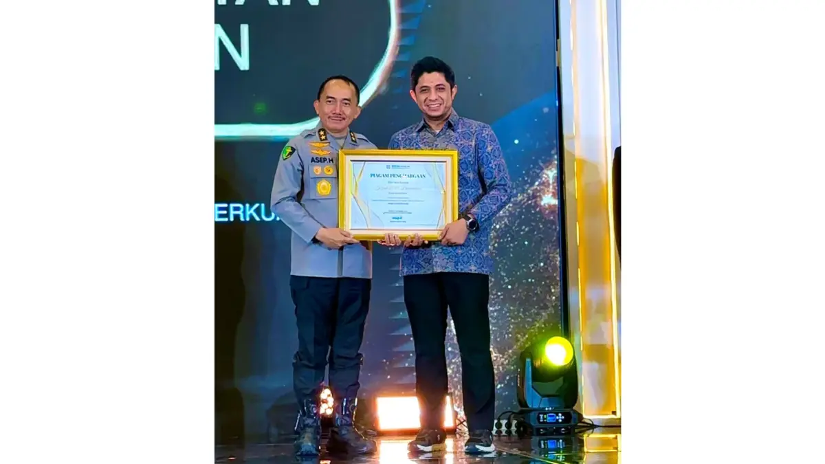 PENGHARGAAN: Penanggung jawab LMMC ULM dr. Iskandar M.Kes., Sp.A menerima penghargaan yang diserahkan Kapusdokkes Polri Irjen Pol. Dr. dr. Asep Hendradiana.