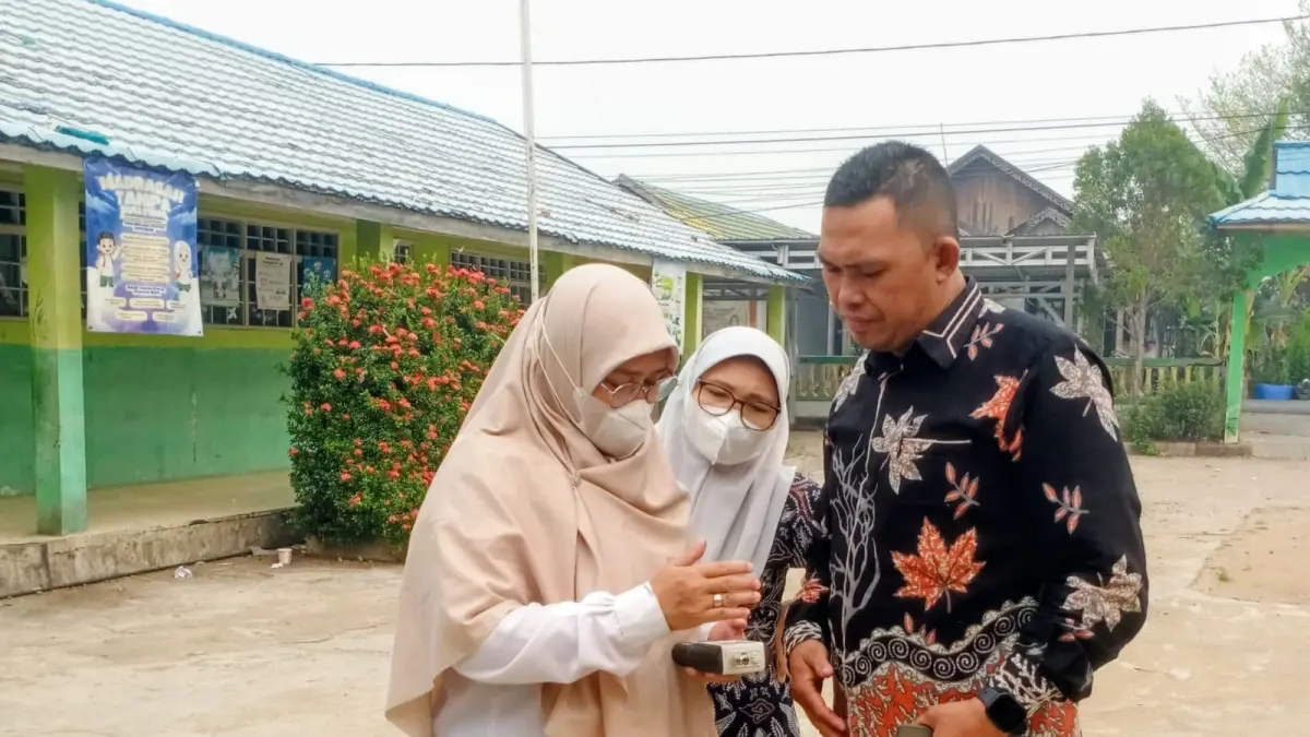 Petugas Tim PKM Haur Gading melakukan pengukuran kualitas udara di lingkungan sekolah menggunakan Particle Counter HTi. (Istimewa)