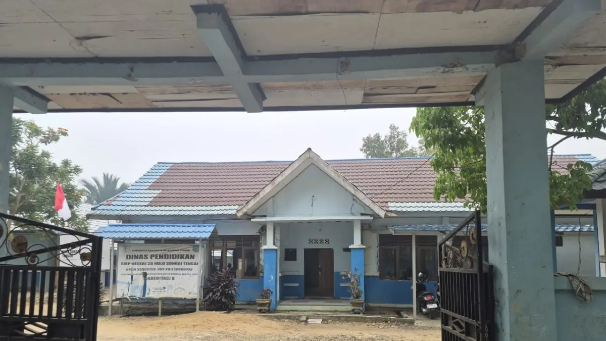 PULANG CEPAT: Siswa dipulangkan lebih awal menyusul kabut asap yang kembali menebal di HST, Rabu (16/9/2026).