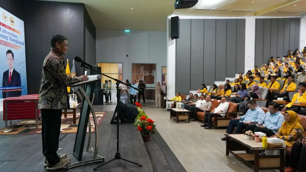 SAMBUTAN: Rektor ULM Prof Dr Ahmad Alim Bachri saat memberikan sambutan di acara MPR RI Goes To Campus di ULM Banjarmasin.