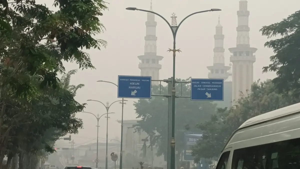 SEMAKIN TEBAL : Kondisi kabut asap di Tabalong yang semakin tebal. (Foto &nbsp;: Ibnu Dwi &nbsp;Wahyudi/ Radar Banjarmasin)