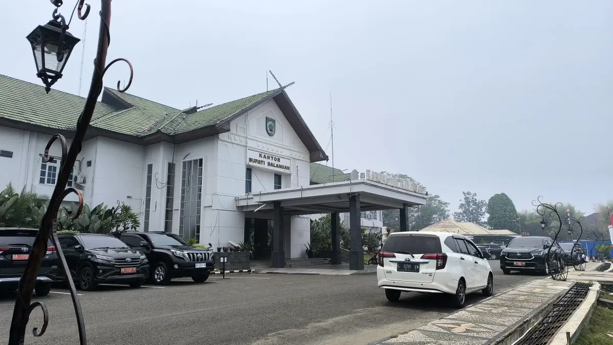 TUNGGU KEPASTIAN: Suasana di kawasan Kantor Bupati Balangan, Rabu (16/9). (M Dirga/Radar Banjarmasin)