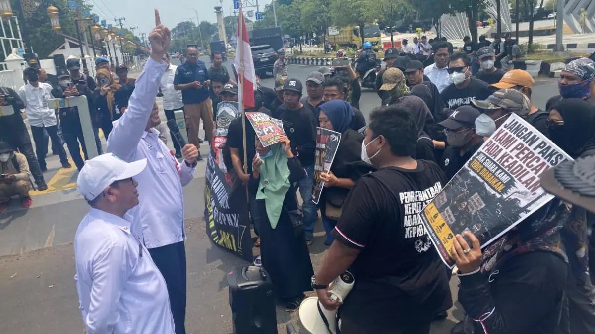 TUNTUTAN: Warga yang tergabung dalam Aliansi Masyarakat Rantau Bakula (AMRB) menyampaikan tuntutan terkait dampak aktivitas tambang PT Merge Mining Industri (MMI) di depan Kantor Sekretariat Daerah Kabupaten Banjar, Rabu (16/9/2026). (Foto: Fadlan Zakiri/Radar Banjarmasin)
