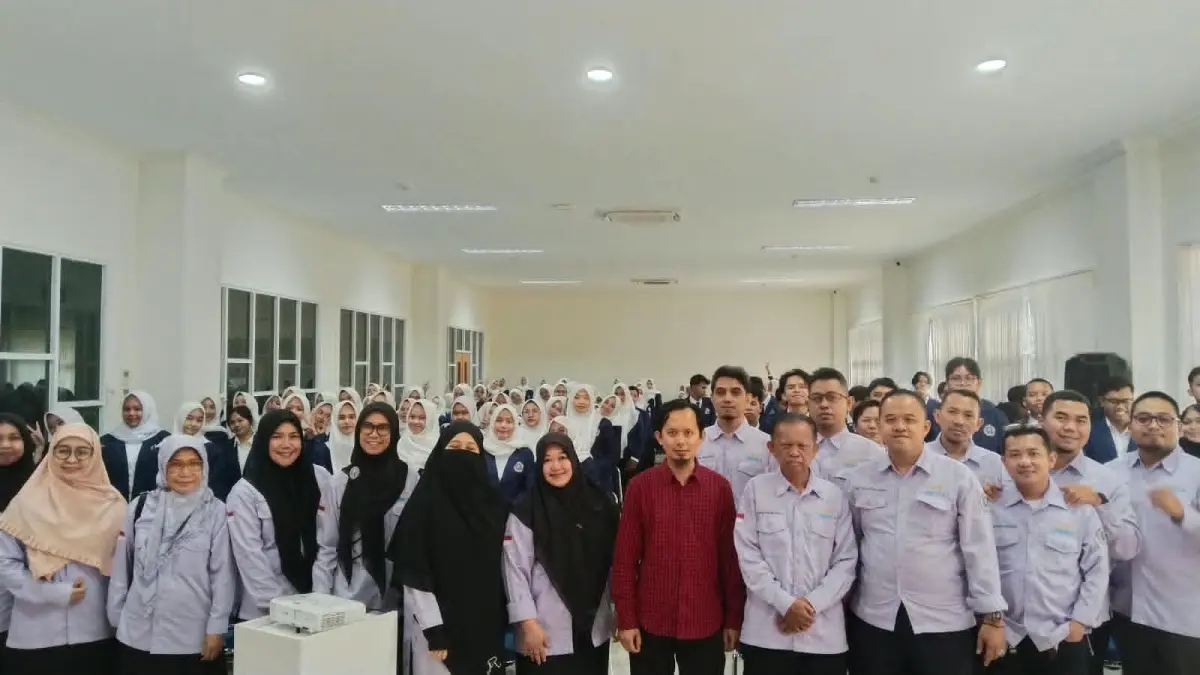 EDUKASI: Nara sumber Stadium General bersama mahasiswa baru.