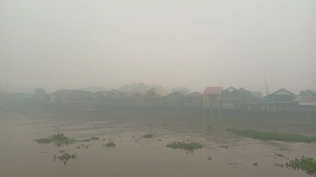 Kabut asap pekat menyelimuti wilayah di Kecamatan Daha Selatan, HSS. (Foto: M Padil Ihsan/Radar Banjarmasin)