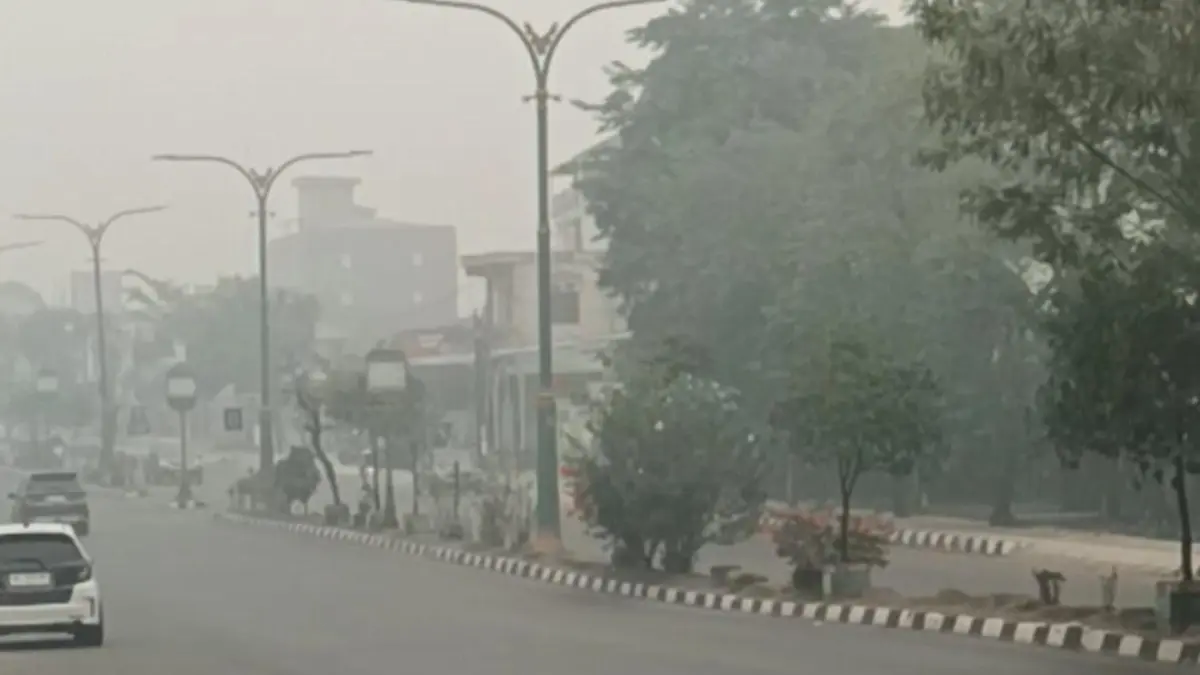 KABUT: Kabut asap menyelimuti wilayah Tabalong dan mengganggu jarak pandang, Kamis (17/9/2026). (Foto: Ibnu Dwi Wahyudi/Radar Banjarmasin)