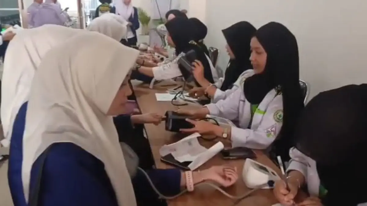 KESEHATAN: Para mahasiswa baru saat di test kesehatan