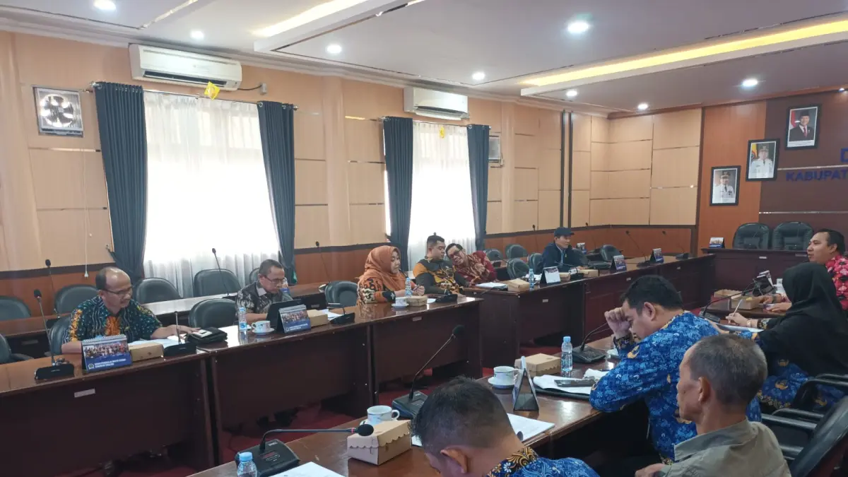RAPAT : Jajaran DPRD dan Pemkab Tabalong membahas raperda bantuan hukum untuk warga miskin.
(Foto &nbsp;: Ibnu Dwi &nbsp;Wahyudi/ Radar Banjarmasin)