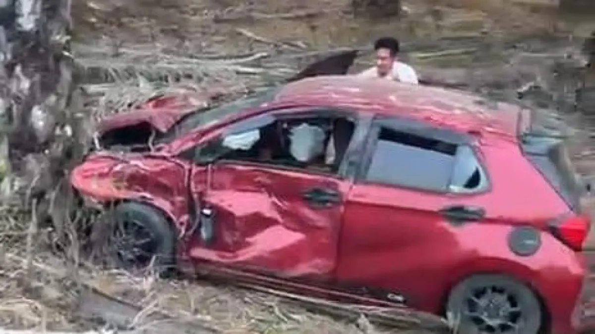RINGSEK: Mobil mengalami kerusakan setelah terlibat kecelakaan lalu lintas di Jalan A Yani, Desa Sabuhur, Kecamatan Jorong, Kamis (17/9/2026) sore. (Foto: Grup WA Info R2T)