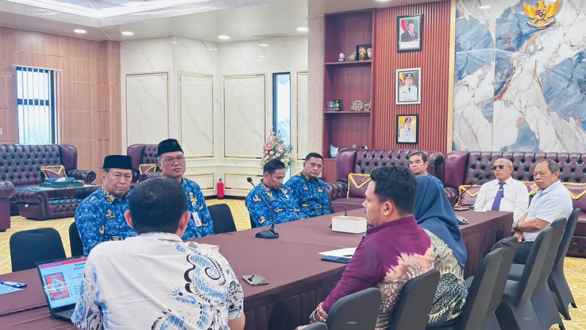 SERIUS: Bupati Kotabaru H Rusli memimpin rapat membahas pembangunan BTS di lokasi blank spot bersama perwakilan PT Telkomsel di ruang kerjanya.