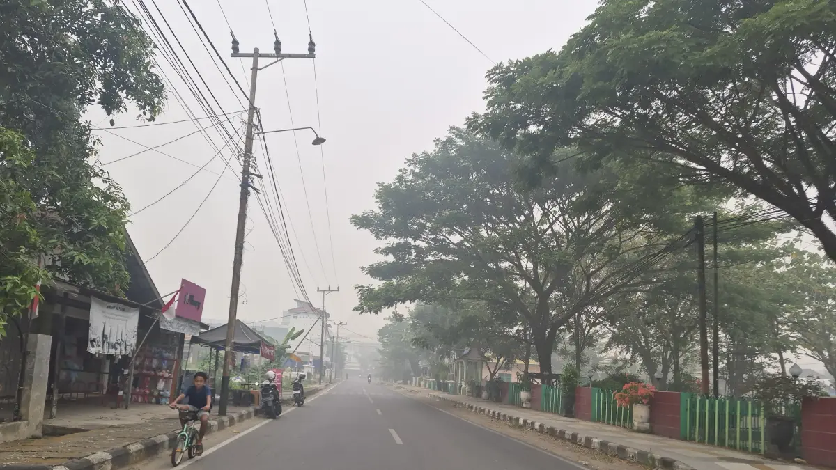 Suasana kota Barabai masih diselimuti kabut asap, aktivitas warga berkurang. (Foto: Jamaluddin/Radar Banjarmasin).