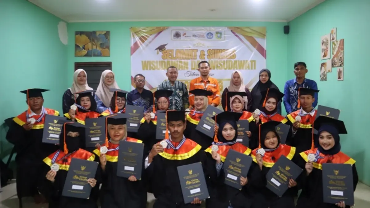 DOKUMENTASI: Para wisudawan Kelompok Belajar Kintap Cerdas bersama Pembina dan Pembimbing usai prosesi wisuda.