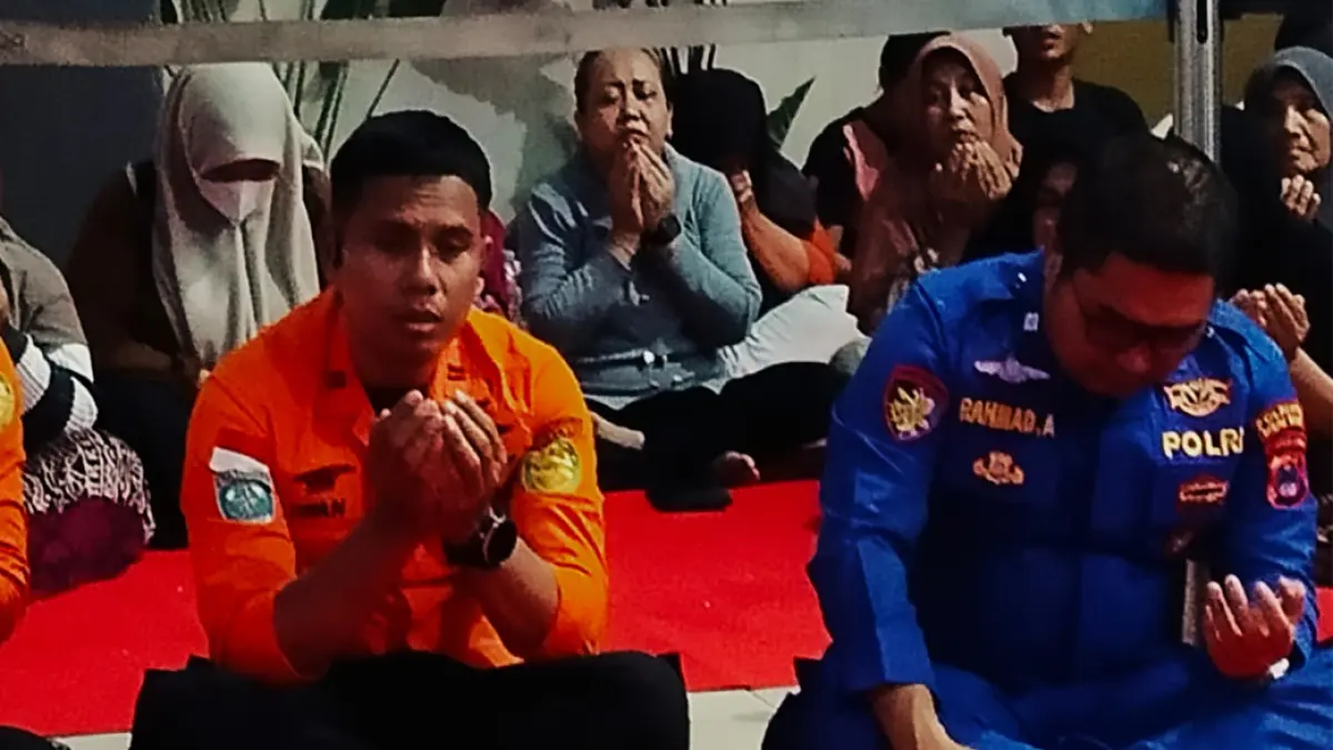 KHUSYUK: Salah satu keluarga korban ikut berdoa bersama di Pelabuhan Trisakti Banjarmasin.
