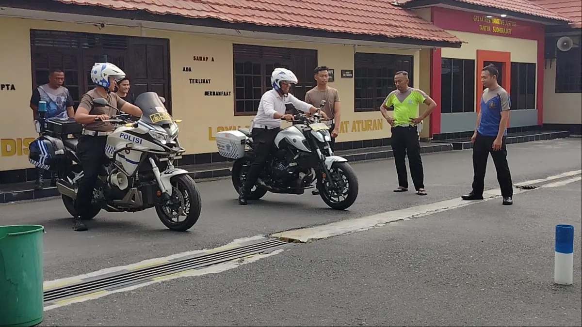 LATIHAN: Personel Satlantas Polres Batola bersama Dishub mengikuti pelatihan keterampilan pengawalan. (Maulana)