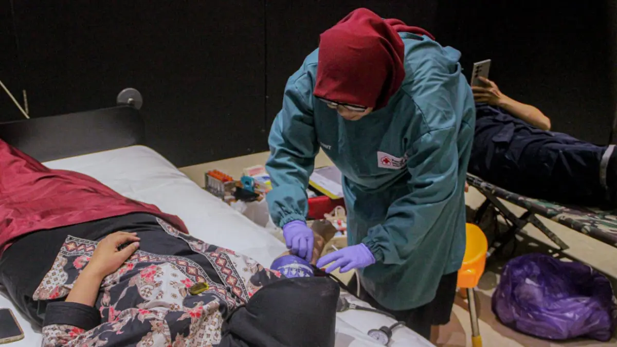 SUKARELA: Suasana donor darah di Grand Qin dan Qin Hotel Syariah Banjarbaru dalam peringatan hari Palang Merah Indonesia (PMI)