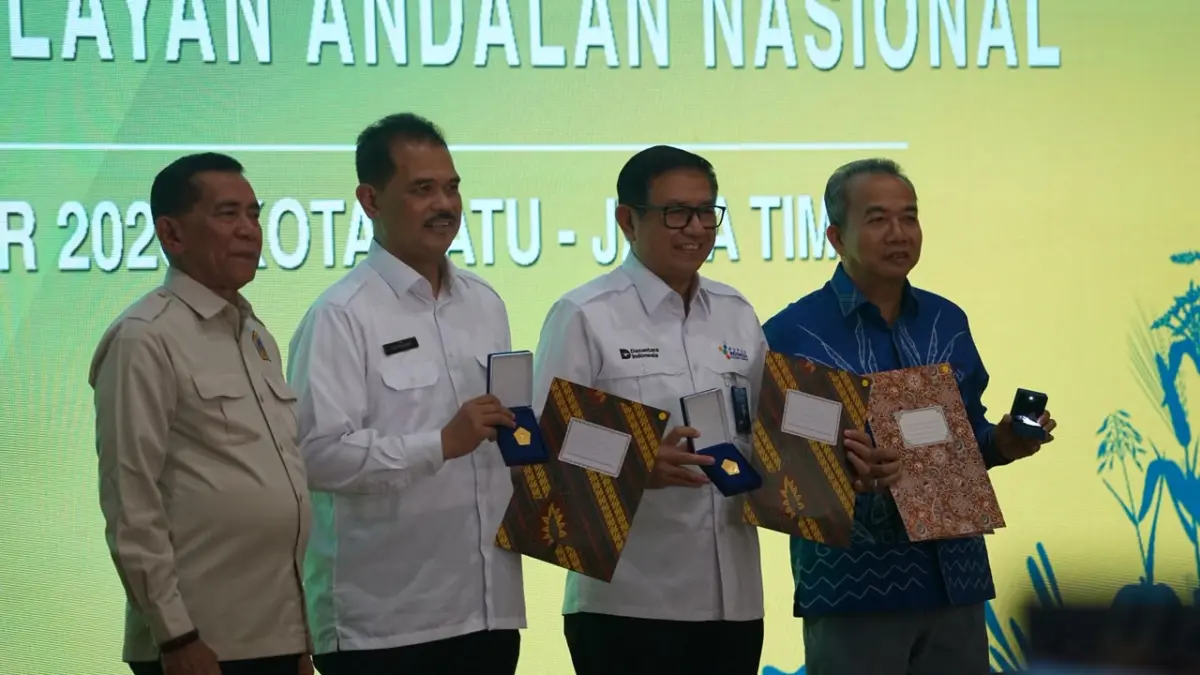Sekdaprov Kalsel, HM Syarifuddin (paling kanan) mewakili Gubernur Kalsel, H Muhidin menerima penghargaan di Kota Batu, Jawa Timur