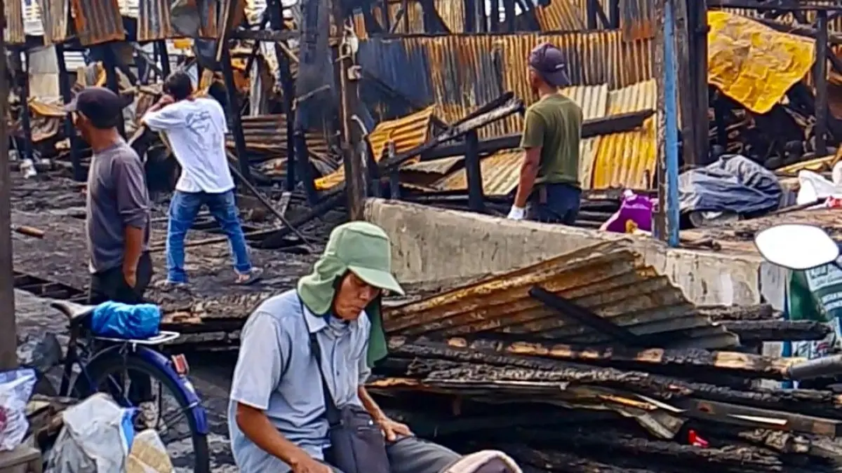 SISA PUING: Kondisi kawasan Pasar Lama Banjarmasin yang terdampak kebakaran.(Foto: Endang Syarifuddin/Radar Banjarmasin)