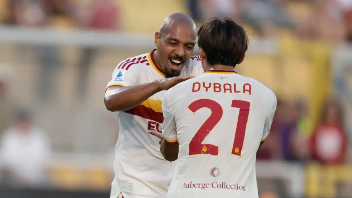 TAJAM: Donyell Malen dan Paulo Dybala menjadi sumber kreativitas di lini depan AS Roma. (Foto: Goal)