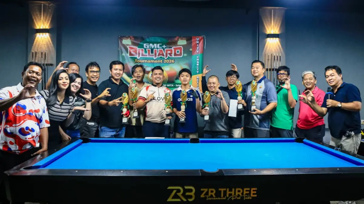 KOMPAK: Para pemenang GMC+ Billiard Tournament 2026 berfoto bersama usai penyerahan hadiah di Maxwin Pool & Cafe Banjarmasin.