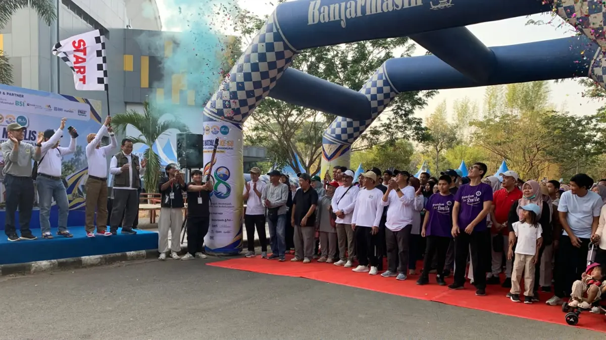 MOMEN: Rektor ULM Prof Ahmad Alim Bachri melepas jalan santai dengan mengibarkan bendera start, didampingi para Wakil Rektor.