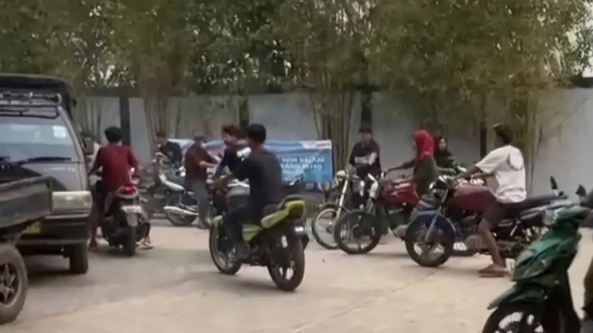 PUTAR BALIK: Para pelangsir kocar-kacir saat petugas monitoring SPBU di HST.