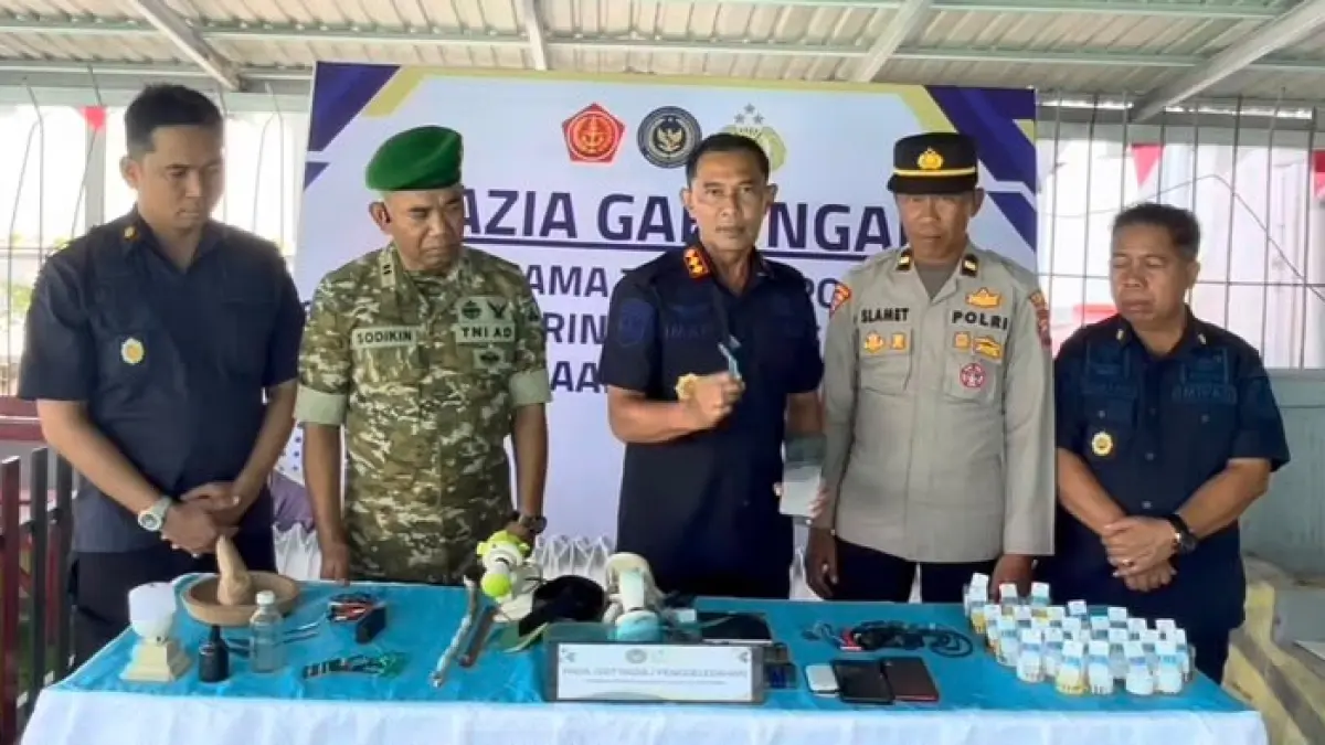 RAZIA: Kepala Lapas Kelas IIA Kotabaru, Imam Sapto Riadi, menjelaskan hasil razia.&nbsp;
Foto: Lapas Kotabaru.