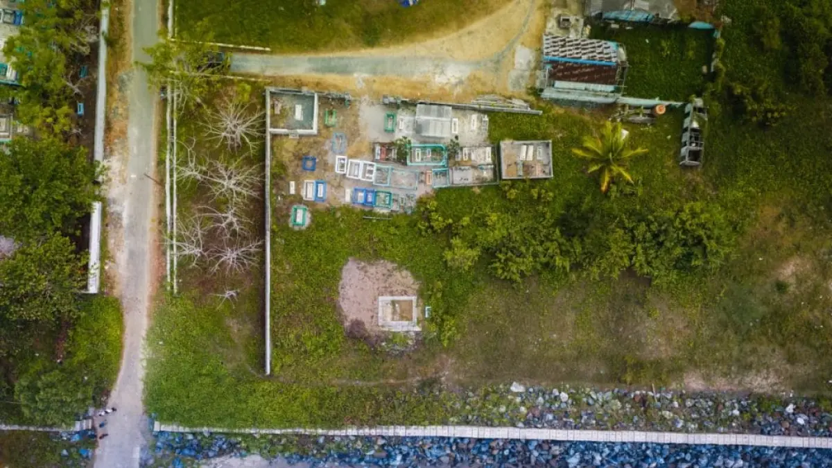 SIRING: Siring laut membentang di pesisir Pagatan, menjadi pengaman kawasan dari gelombang pasang dan abrasi. (Foto: PUPR Tanah Bumbu)
