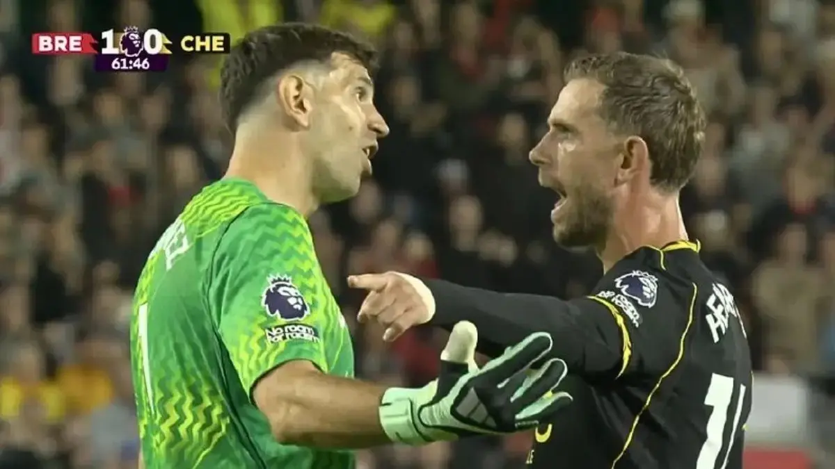 CEKCOK: Jordan Henderson cekcok dengan Emiliano Martinez saat Chelsea kalah 0-3 dari Brentford.