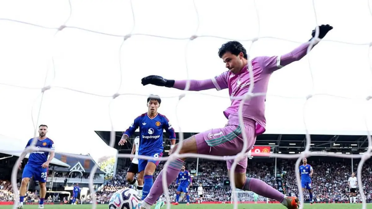 GOL BUNUH DIRI: Manchester United sempat tertinggal akibat gol bunuh diri Lisandro Martinez pada menit ke-63.