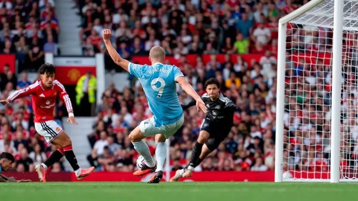 KONTROVERSIA: Gol kontroversial Erling Haaland bikin wasit VAR dan asistennya diskors.&nbsp;
(@erling/Instagram)