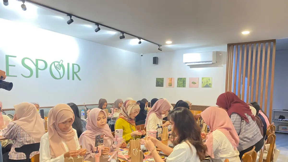 KREATIF: Para peserta FOMO mengikuti creative class DIY Acrylic Photo Frame di Espoir Cafe Banjarmasin.