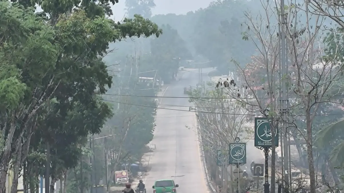 MEMBAHAYAKAN KESEHATAN: Kondisi jarak pandang pengendara yang kian terbatas akibat pekatnya kabut asap karhutla yang mengepung wilayah Kabupaten Balangan.(Foto: M Dirga/Radar Banjarmasin)