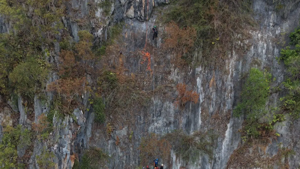 MENANTANG: Tebing Batu Sawar yang menjadi lokasi jalur panjat tebing baru di Desa Nateh, Kabupaten HST.(Foto: Istimewa)
