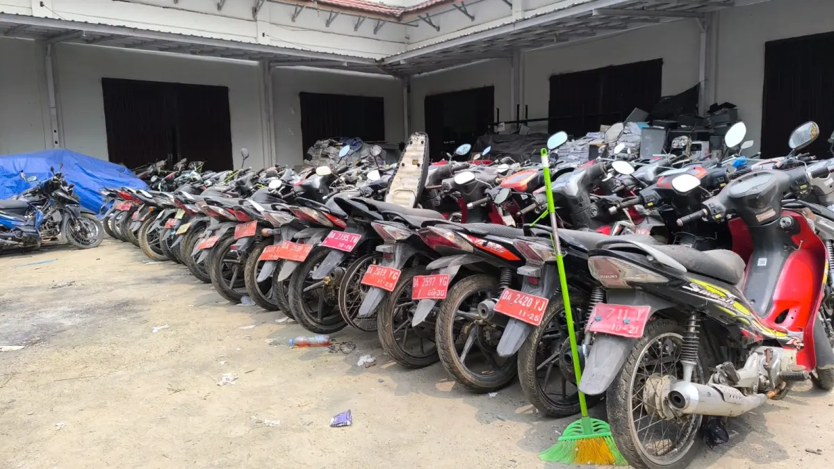 PENERTIBAN ASET: Sejumlah kendaraan dinas roda dua berpelat merah yang ditarik dari SKPD untuk ditata ulang dan masuk daftar lelang aset Pemkab Balangan. (M Dirga/Radar Banjarmasin)