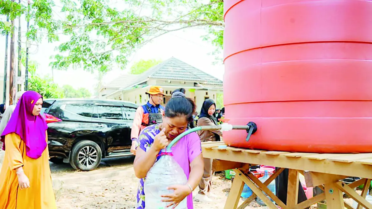 PENYALURAN: Warga Cempaka saat menerima penyaluran air bersih dari BPBD Banjarbaru. Kekeringan berdampak terhadap pasokan air di daerah ini.&nbsp;
(MC BANJARBARU)