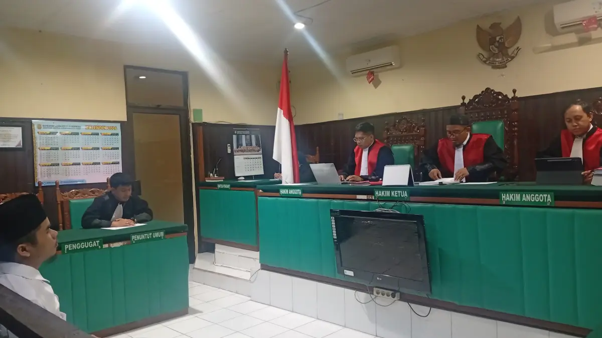 PUTUSAN: Majelis Hakim bacakan amar putusan terhadap terdakwa Ardan (28) dalam kasus pembunuhan yang menewaskan Jumaidi di Loksado. (Foto: M Padil Ihsan/Radar Banjarmasin)