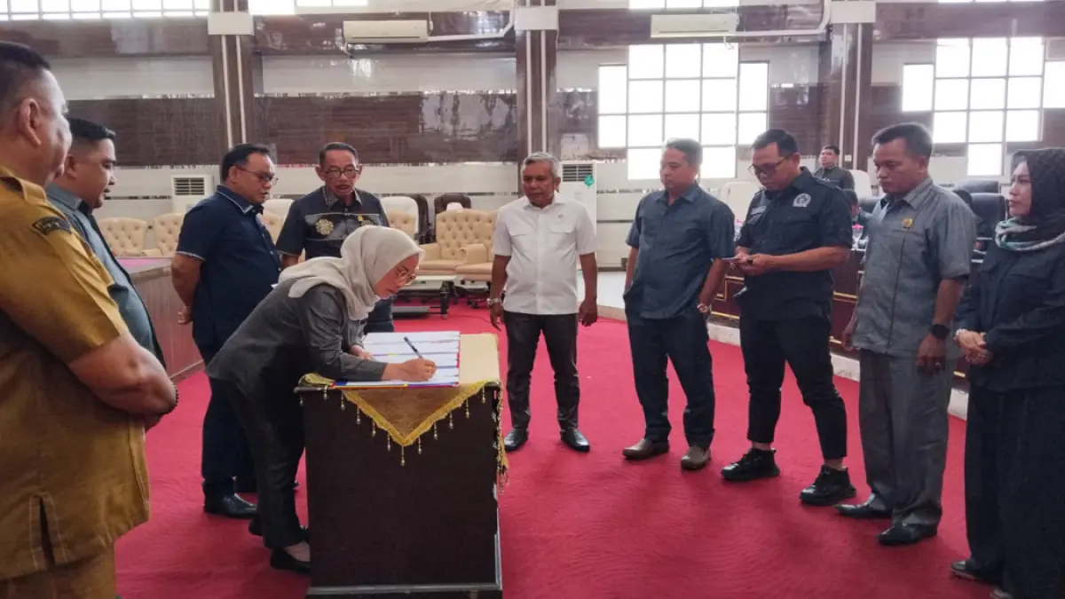 TEKEN: Ketua DPRD Kotabaru Suwanti melakukan penandatanganan kesepakatan bersama.