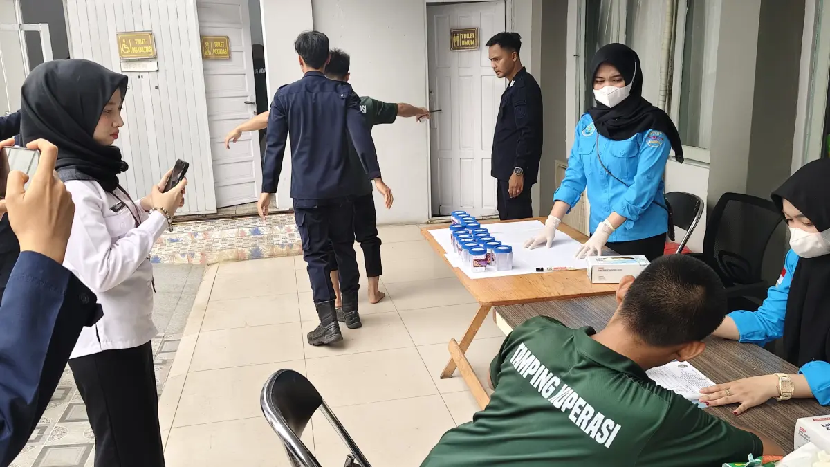 TES URINE: Petugas melakukan pemeriksaan urine terhadap warga binaan Lapas Kelas IIB Amuntai dalam kegiatan deteksi dini dan penguatan pengawasan. (Foto: M Akbar)