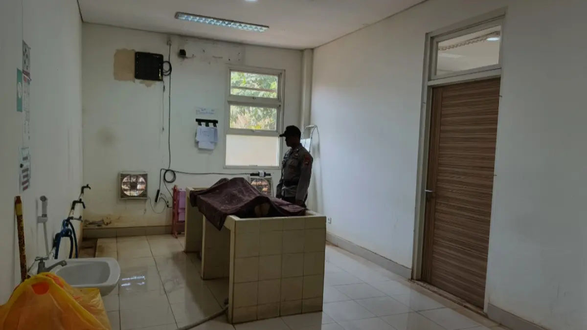 TEWAS: Seorang buruh angkut di Banjarbaru tewas usai tertimpa plywood divisum di RSD Idaman. (Sheilla/Radar Banjarmasin)